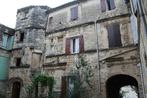 cour du chateau de Roujan